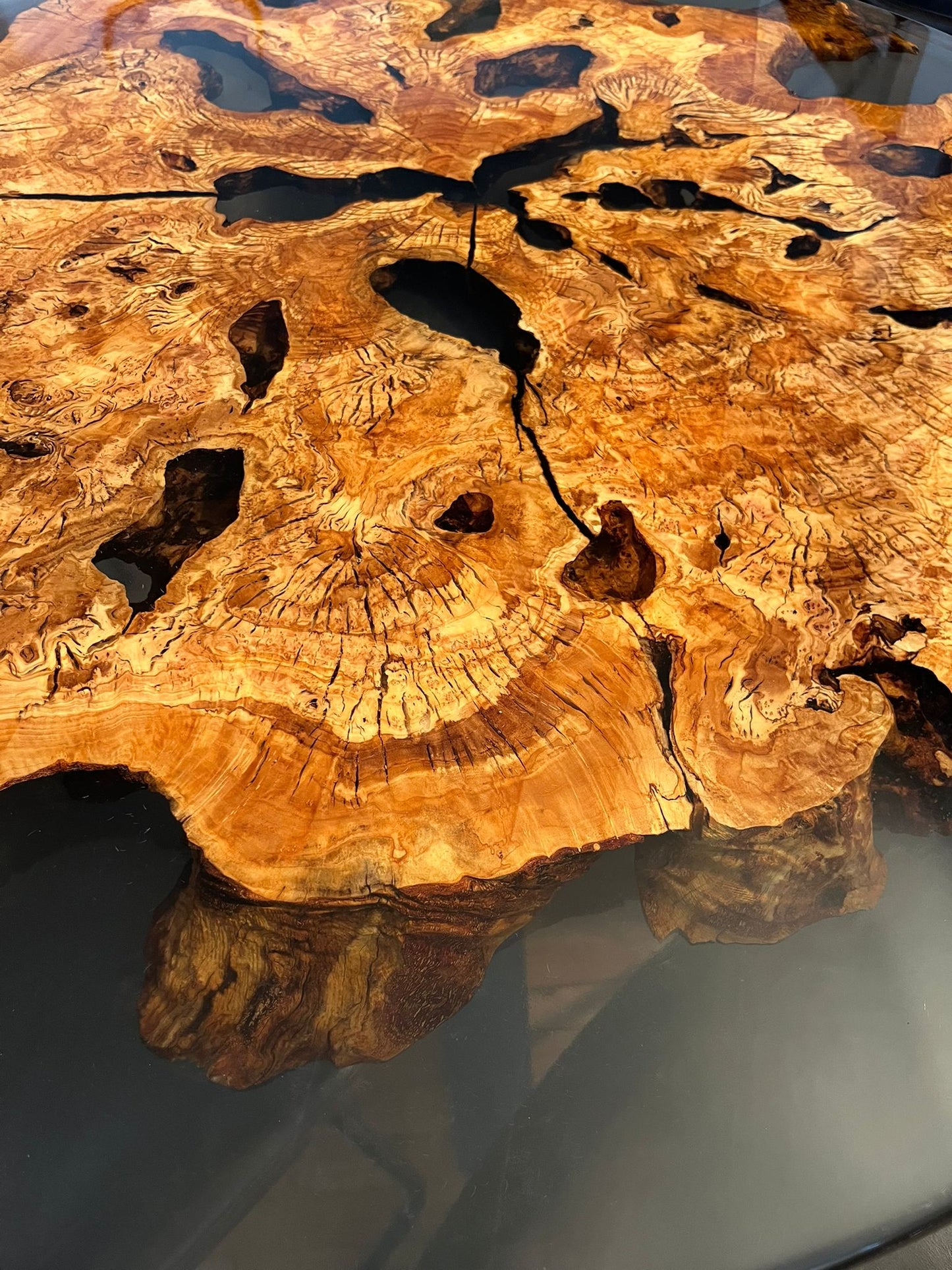 #Table ronde Olive Wood x Epoxy