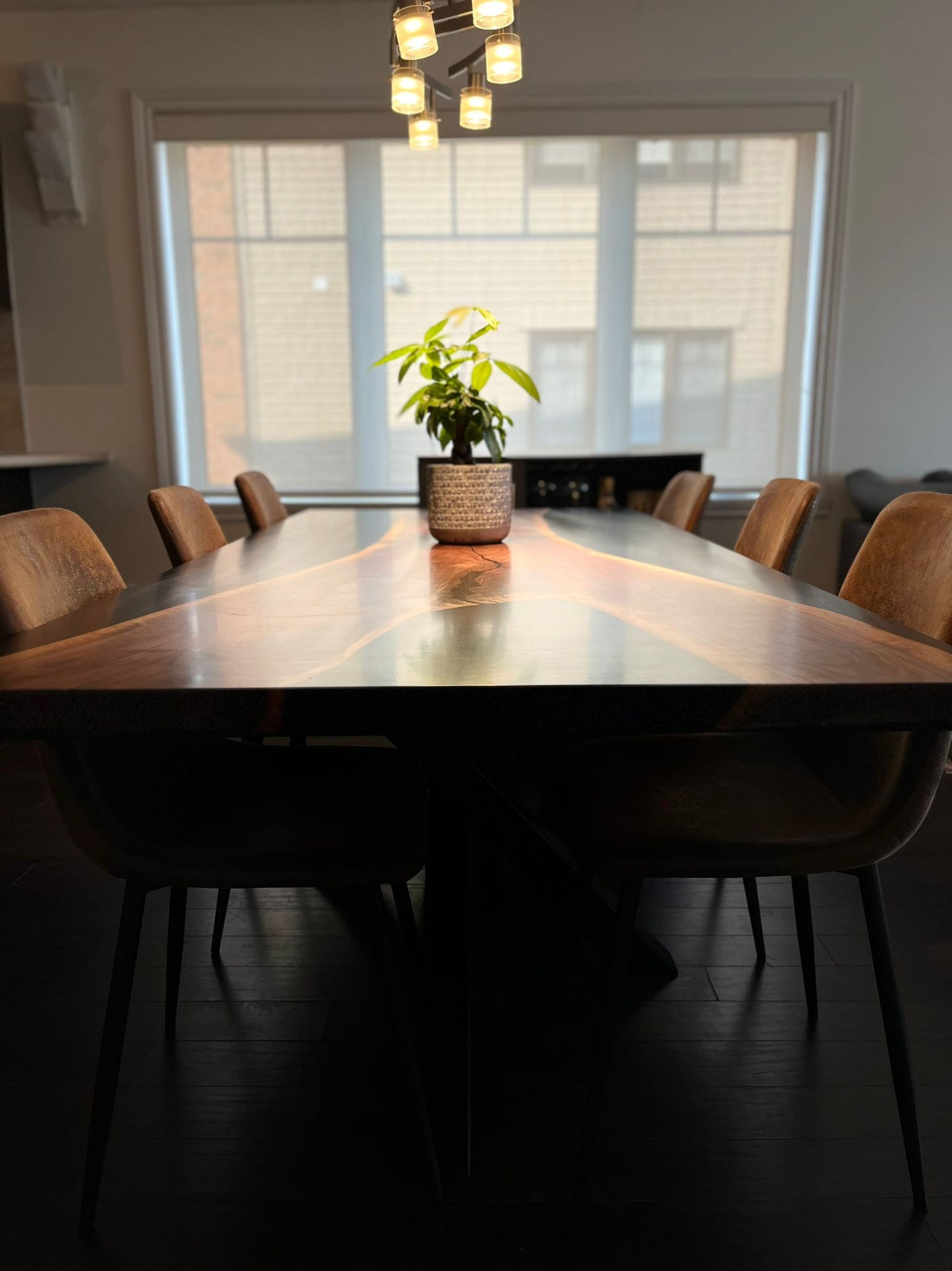 Une table à manger en époxy